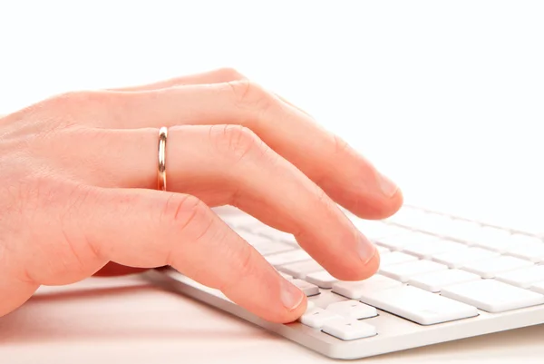 コンピューターのキーボードのタイピングの手 — ストック写真
