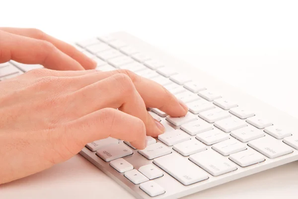 Handen te typen op het toetsenbord van de externe draadloze computer — Stockfoto