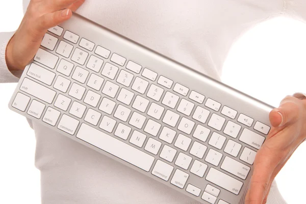 Современная белая клавиатура в руках — стоковое фото