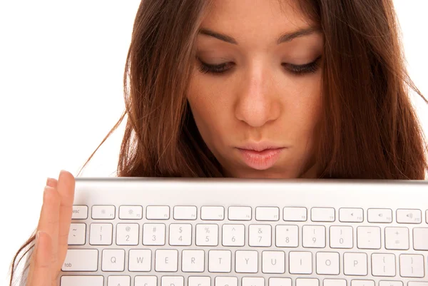 Denken Jonge Vrouw Zoek Een Laptop Computertoetsenbord Geïsoleerd Een Witte — Stockfoto