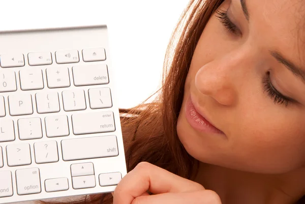 白い背景で隔離のラップトップ コンピューターのキーボードで探している若い思考の女性の写真 — ストック写真