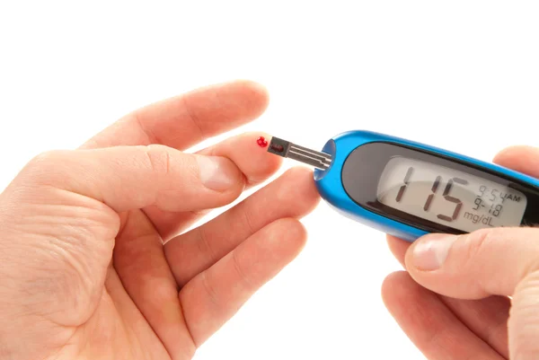 Diabetiker macht Bluttest auf Glukosespiegel Stockbild