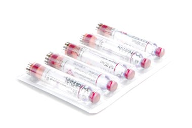 Diyabetik humalog insülin şişeleri. şırınga-kalem ilaç kutusu beyaz zemin üzerine diyabetik hasta için beş yeni kartuş. hızlı hareket insülin Analog