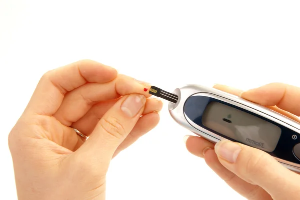 糖尿病病人使葡萄糖水平的血液测试 — 图库照片