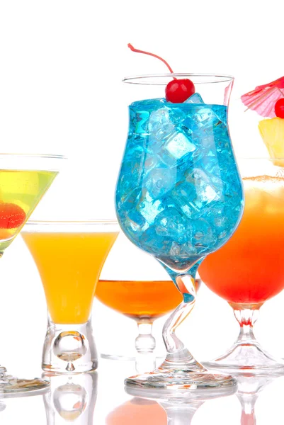 许多受欢迎的鸡尾酒饮料与酒精 五个不同类型的鸡尾酒蓝色夏威夷 马提尼酒 威士忌 在白色背景上孤立的玛格丽塔 — 图库照片