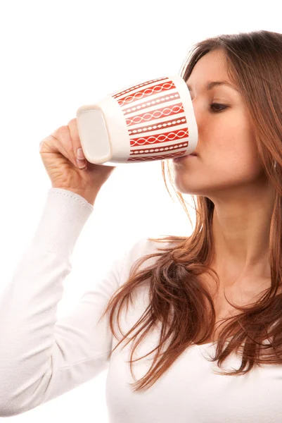 Brunett Kvinna Dricka Och Hålla Röda Mönster Mugg Kaffe Handen — Stockfoto