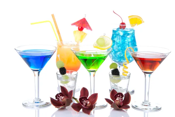 人気のあるアルコール カクテルの組成物 各種カクテルド リンクの青いハワイ マイタイ 熱帯マティーニ テキーラ ショット マルガリータ チェリー — ストック写真