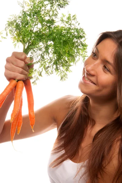 Mujer sosteniendo en mano racimo de zanahorias orgánicas frescas — Foto de Stock