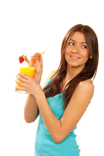 健康的生活方式深色头发的女人喝桔子汁草莓的吸管在白色背景上孤立与鸡尾酒 — 图库照片