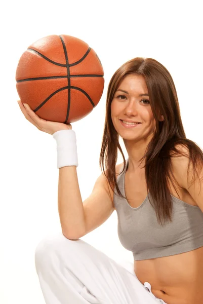 Όμορφη μελαχρινή γυναίκα που κρατά το μπάσκετ στο χέρι — Φωτογραφία Αρχείου