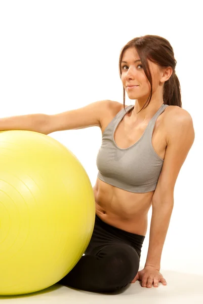 Instrutor de fitness feminino com bola de pilates — Fotografia de Stock