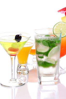 alkol ile popüler kokteyller. birçok farklı türde bir kokteyl içki. Mojito; mai tai, martini, tequila sunrise, kireç, kiraz, pineap ile süslenmiş margarita