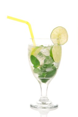 Klasik mojito kokteyl içki alkol, Bahar nane, sprite soda, şurup ve sarı saman beyaz bir arka plan üzerinde izole kokteyl bardak ROM, kireç ile