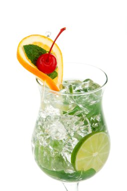 Mojito tropikal kokteyl ışık bacardi ROM, votka, kireç, Bahar nane, basit sod, turuncu tekerlek kiraz likörü vişne ve cocktai şurubu ile birlikte Cumartesi