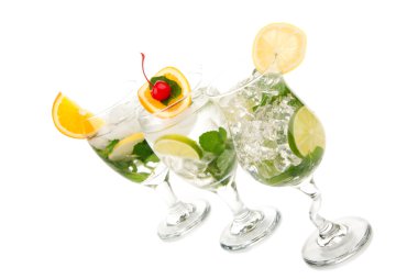 tropikal yaz mojito nane yaprakları, kireç, basit şurubu, hafif bacardi ROM, soda, tekila, portakal dilimi ve bir wh izole kiraz likörü vişne kokteyli