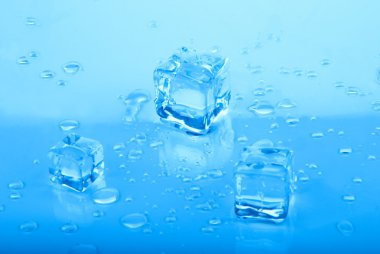 üç mavi buz küpleri ile su damlaları