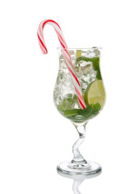 Mojito kokteyl nane yaprakları, kireç, basit sirup, hafif bacardi ROM, soda ve Noel beyaz bir arka plan üzerinde izole baston şeker