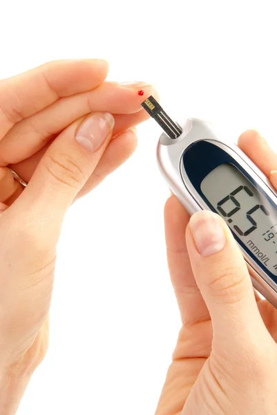 依存した糖尿病患者測定ブドウ糖レベルの血液検査超ミニ Glucometer と指から血の小滴を使用して入力し テスト ストリップを分離 — ストック写真