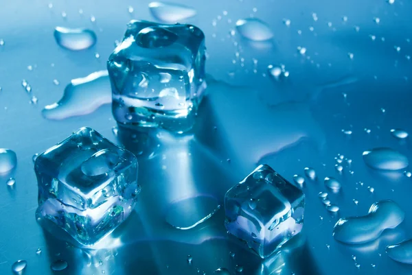 Drie Azuurblauwe Gekleurde Ijsblokjes Gesmolten Water Reflectie Oppervlak Klaar Worden — Stockfoto