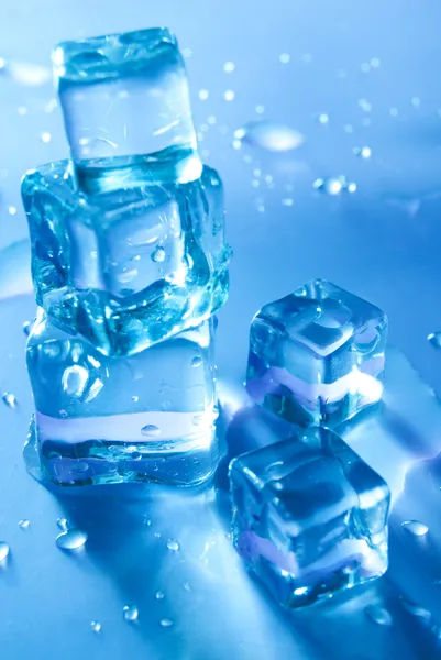 Kaunis Sininen Sulaminen Jääkuutiot Eristetty — kuvapankkivalokuva