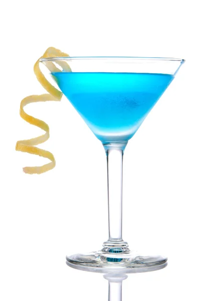 Blauer Tropischer Cocktail Mit Zitronenspirale Auf Weißem Hintergrund — Stockfoto