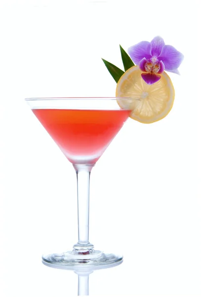 Kırmızı Cosmopolitan Kokteyli Votka Üçlü Kırmızı Yabanmersini Suyu Limon Limon — Stok fotoğraf