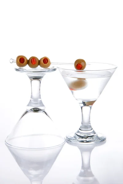 Dvě Sklenice Martini Zelenými Olivami Izolovanými Bílém Pozadí — Stock fotografie
