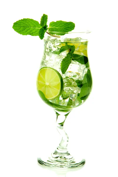 古典的な処女モヒートの夏の飲み物ライム ミント スプライト ソーダ 白い背景で隔離カクテル グラスにシロップのばねが付いているアルコールなし — ストック写真