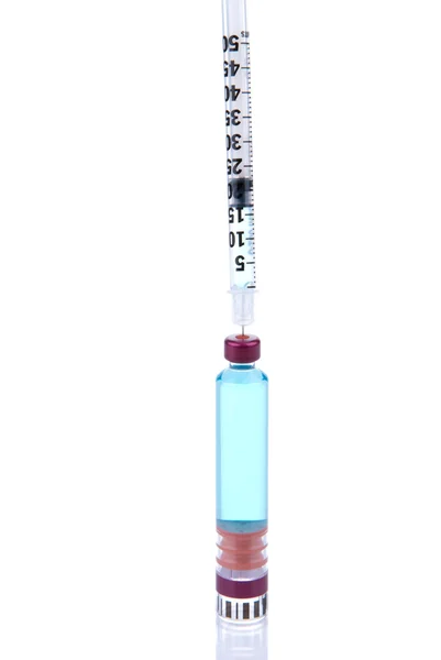 白い背景で隔離のフラスコからのインスリン ワクチンの注射器の充填メディック — ストック写真