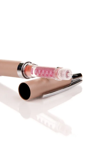 Açılan Insülin Şırınga Enjeksiyon Kalemi Ile Iğne Açtı Beyaz Bir — Stok fotoğraf