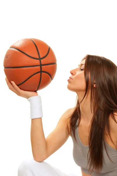 Μελαχρινή γυναίκα μπασκετμπολίστας φιλιά μπάλα — Φωτογραφία Αρχείου