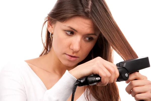 Kobieta za pomocą włosów Prostownice czarny żelazka — Zdjęcie stockowe