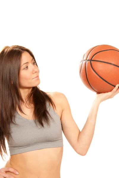 Brünette cheerleader frau holding basketball — Stockfoto