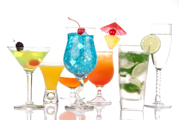 アルコール カクテル 多くのドリンク飲料青いラグーン モヒート 熱帯のマティーニ テキーラサンライズ マルガリータ シャンパンとコニャックのガラス カクテルの傘 — ストック写真