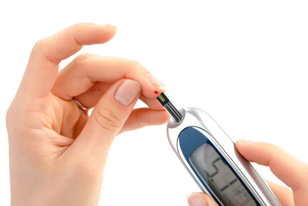 Diabetiker misst Blutzuckerspiegel — Stockfoto