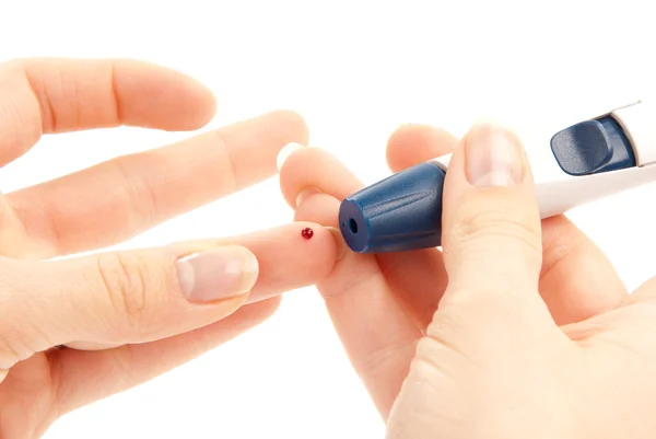 Lancia di diabete nel dito pungente della mano — Foto Stock