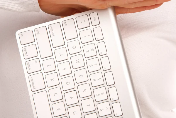 Mãos segura teclado de computador sem fio remoto — Fotografia de Stock