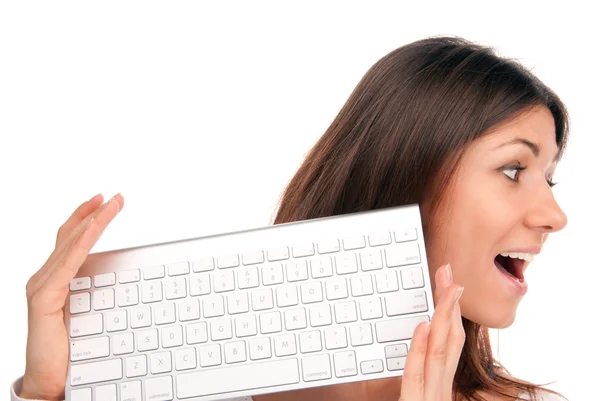 Mujer morena sostiene teclado inalámbrico del ordenador — Foto de Stock