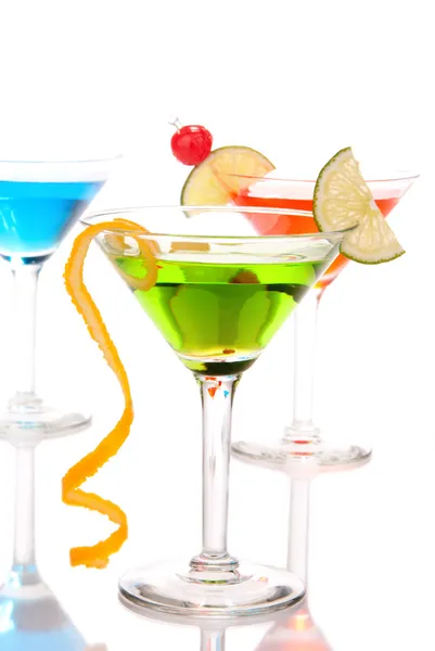 Populära martini drinkar dricker grönt blått och rött — Stockfoto