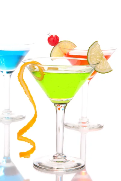 Martini kokteyl içiyor, yeşil, mavi ve kırmızı — Stok fotoğraf