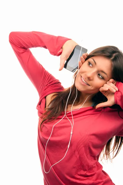 Linda chica escuchando música en auriculares — Foto de Stock