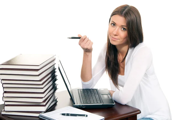 商务女人工作笔记本电脑和手中的笔 — 图库照片