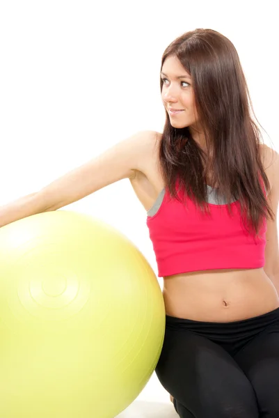 Тонкая женщина-инструктор по фитнесу с мячом в спортзале — стоковое фото