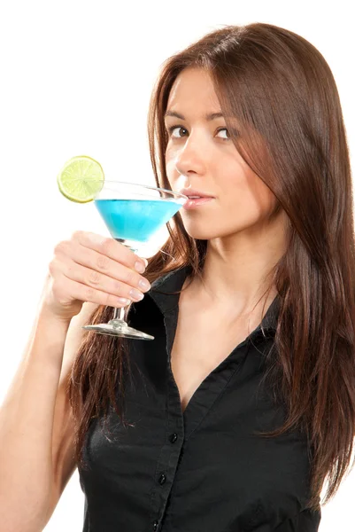 Женщина пьет коктейль мартини — стоковое фото