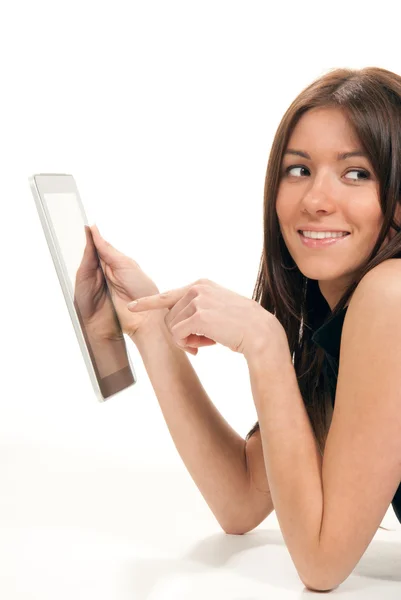 Mulher digitando em seu novo tablet eletrônico touch pad — Fotografia de Stock