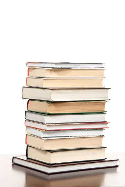 Stos książek wysoki na białym tle — Zdjęcie stockowe