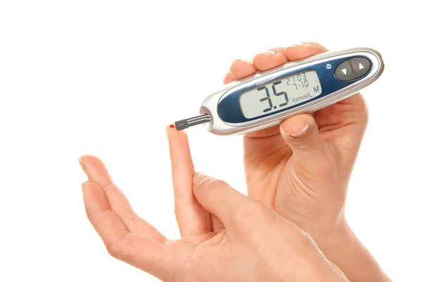 Пациент с диабетом измеряет уровень глюкозы — стоковое фото