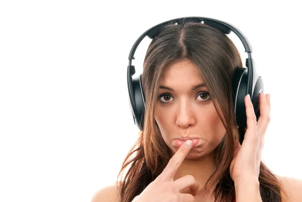 헤드폰에서 음악을 즐기는 젊은 여성 — 스톡 사진