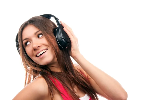 Fröhliche brünette Frau hört Musik und genießt sie — Stockfoto
