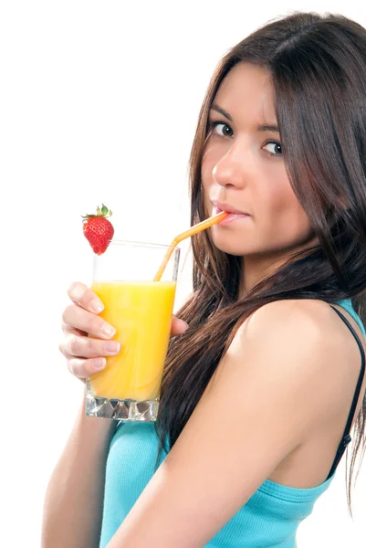 Junge schöne Frau trinkt Ogange-Saft-Cocktail — Stockfoto